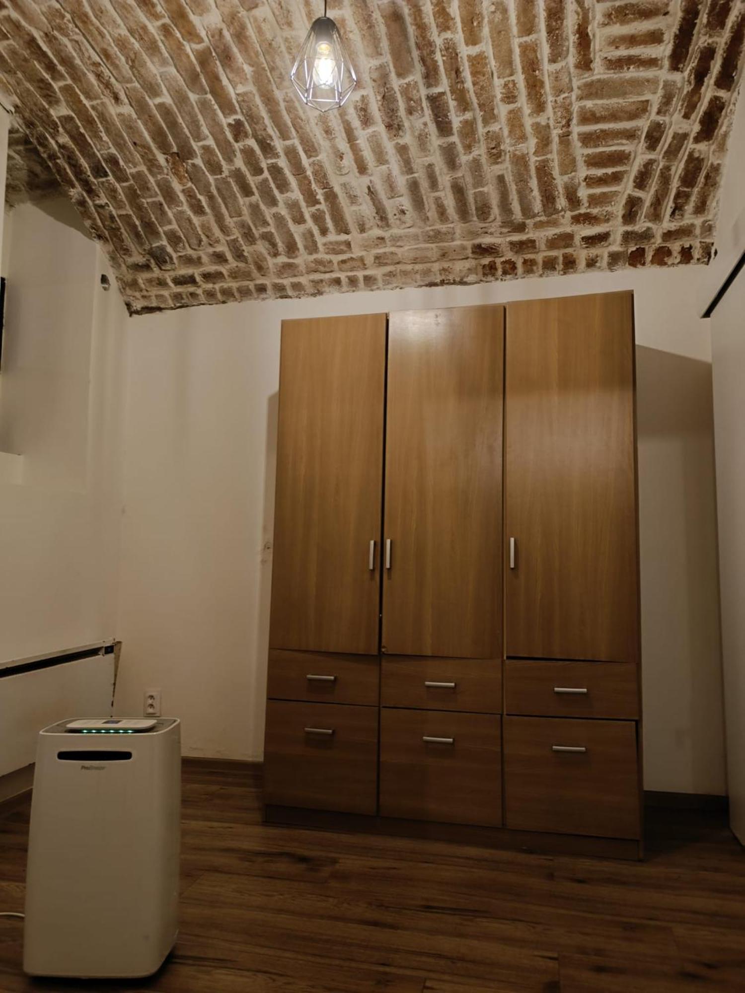 Basic Underground Apartments Next To The Center - Best Tram Line, Cool Local Area Prague Bilik gambar